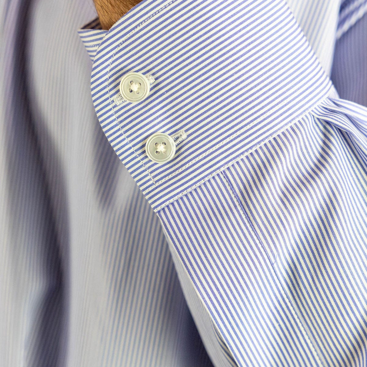 Classic Fit, Cut-away Collar, 2 Button Cuff Shirt in a Blue & White Fine Bengal Poplin Cotton - Hilditch & Key
