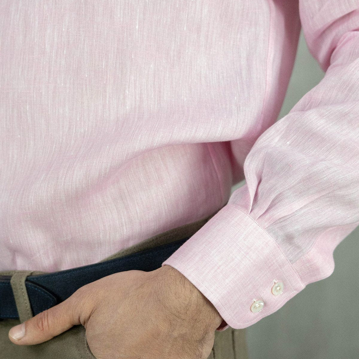 Contemporary Fit, Button Down Collar, 2 Button Cuff Shirt in Plain Pink Linen