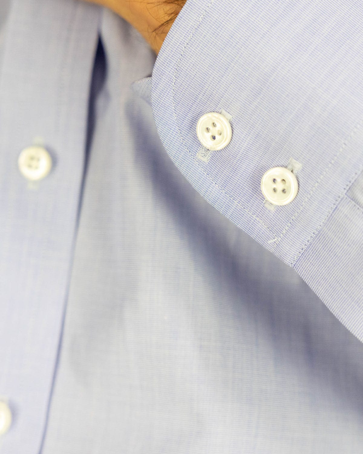 Classic Fit, Classic Collar, 2 Button Cuff Shirt in a Plain Blue End-On-End Cotton - Hilditch & Key