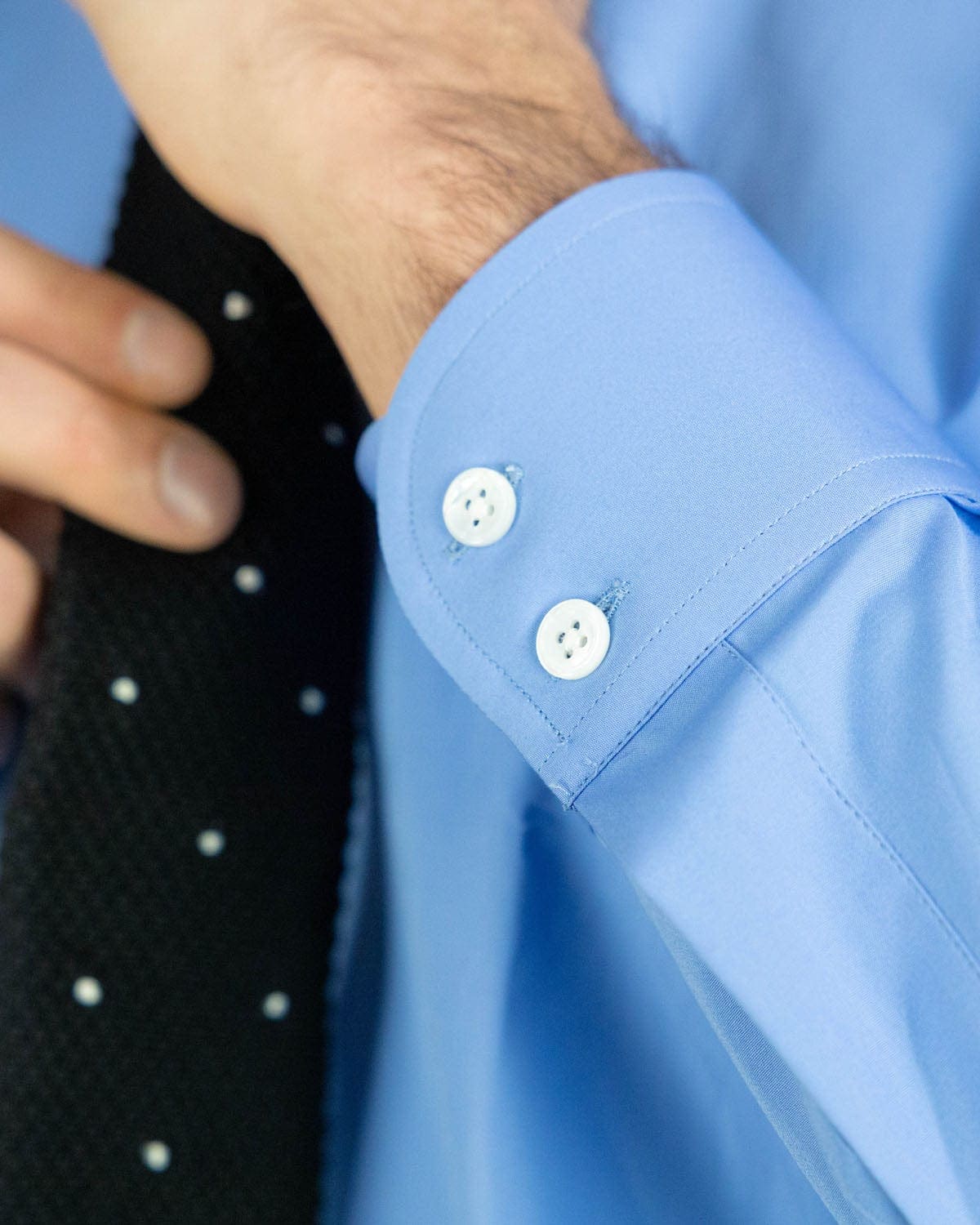 Classic Fit, Cut-away Collar, 2 Button Cuff Shirt in a Plain Blue Poplin Cotton - Hilditch & Key