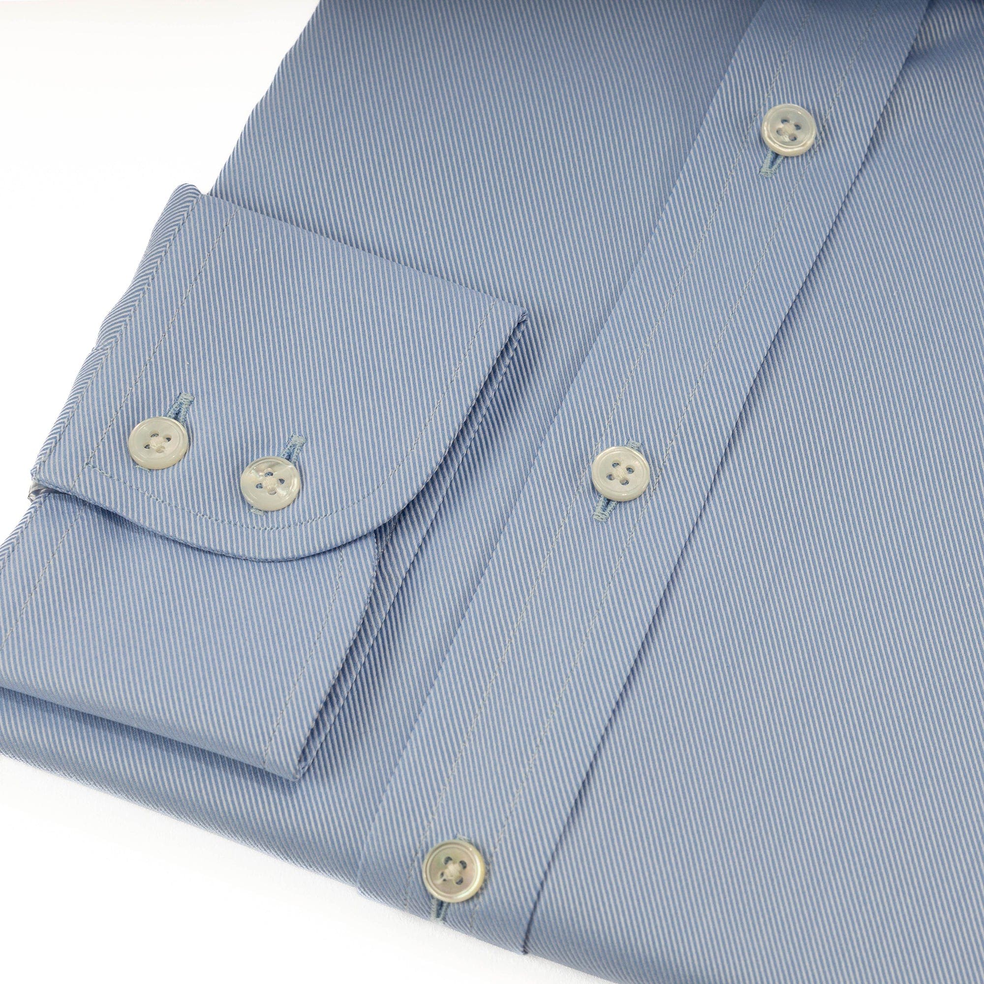 Classic Fit, Cutaway Collar, Two Button Cuff Shirt in Light Blue Twill