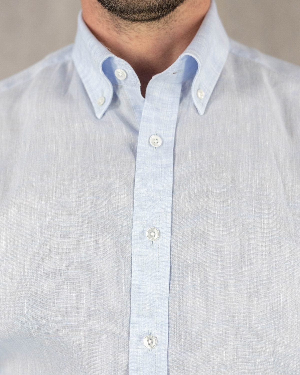 Contemporary Fit, Button Down Collar, 2 Button Cuff Shirt in Sky Blue Linen