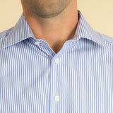 Chemise à coupe contemporaine, col classique, poignets à 2 boutons, en popeline de coton bengale bleu et blanc moyen