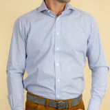 Chemise à coupe contemporaine, col italien, poignets à 2 boutons en popeline de coton bengale bleu et blanc moyen